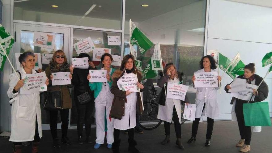 Concentración de enfermeras, ayer poco antes de mediodía en el Hospital Provincial.