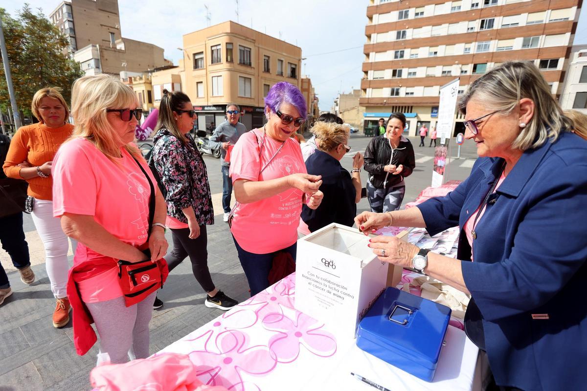 Las imágenes de la Marcha contra el Cáncer de Mama en Almassora