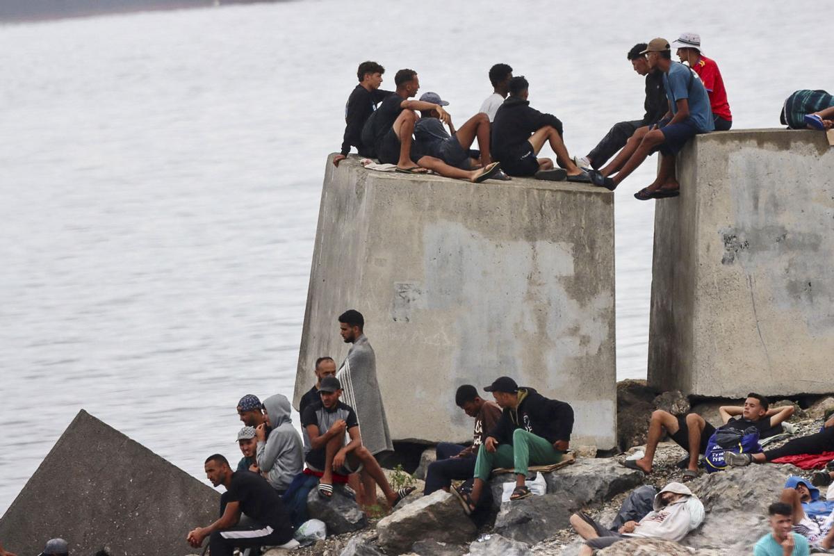 CEUTA, 21/08/2026.- Varios migrantes vuelven a la zona instalando casetas de playa para evitar el calor y pasar la noche tras ser desalojada y limpiada la playa del Trampolín de Ceuta. Se estima, aunque no hay datos concretos ni oficiales al respecto, cerca de 1000 migrantes magrebíes deambulando por las zonas periféricas de la ciudad de Ceuta. EFE/Reduan