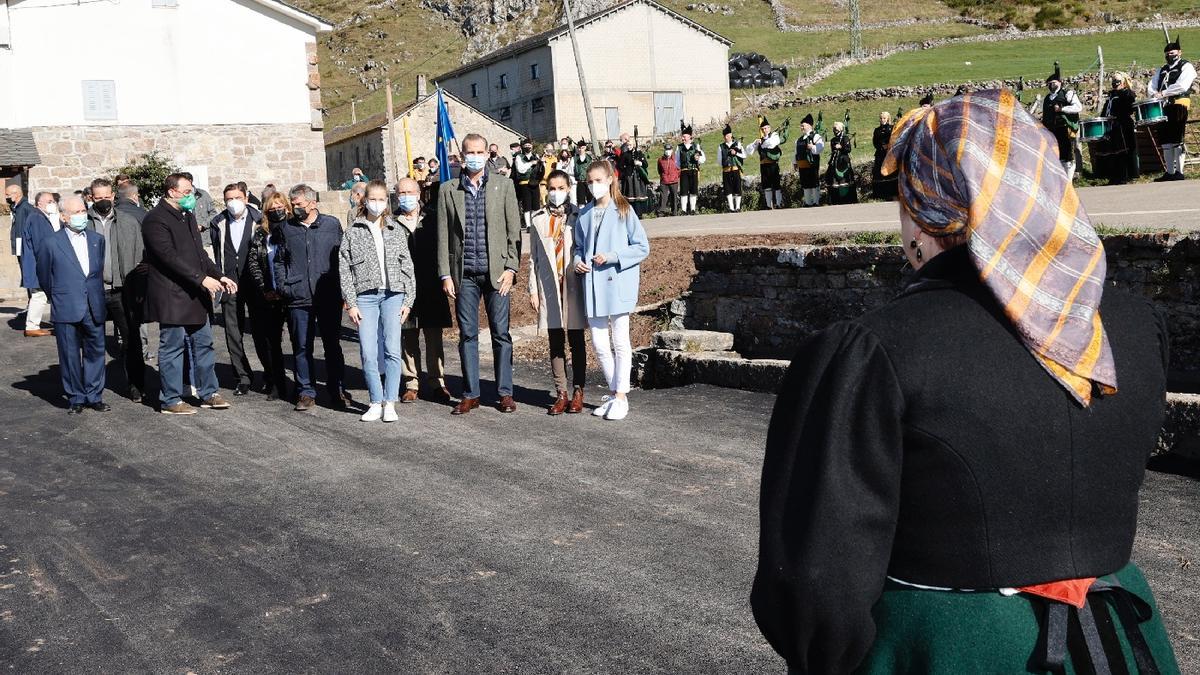 Pueblo Ejemplar 2021: La Familia Real visita Santa María del Puerto, en Somiedo