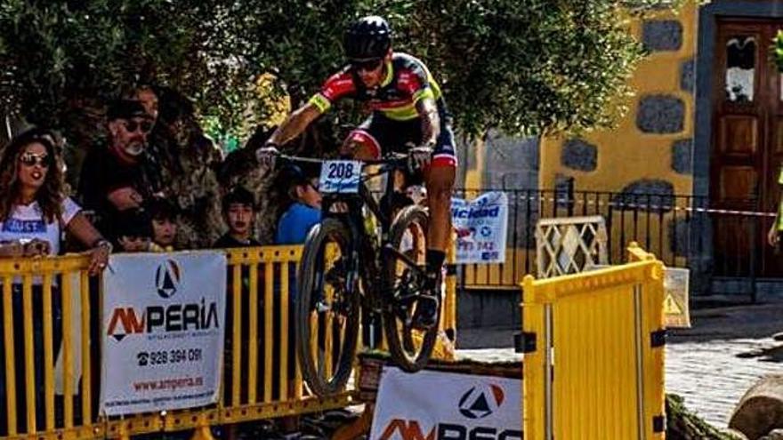 Luis Valido, tercero de la general y el mejor sub-23, en pleno salto.