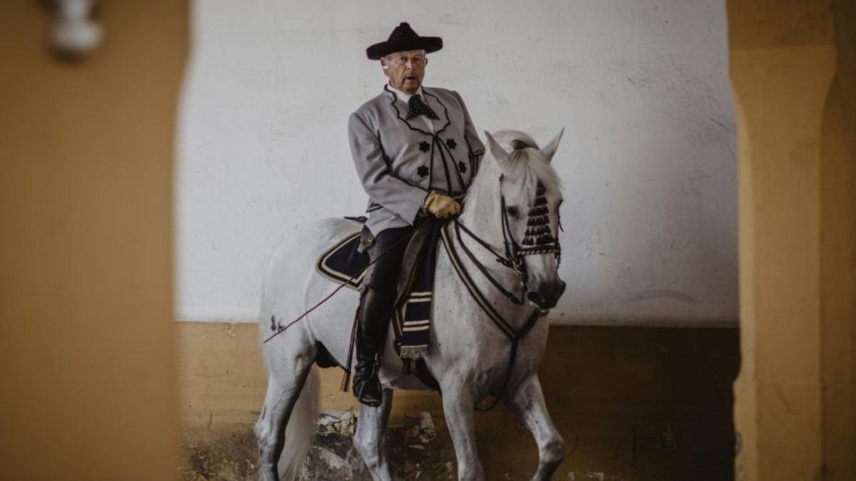 El rejoneador y ganadero Álvaro Domecq Romero monta a caballo en una imagen de archivo