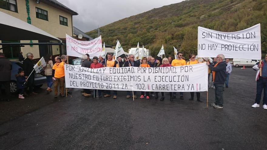 Una de las últimas concentraciones sobre la carretera de Porto de Sanabria