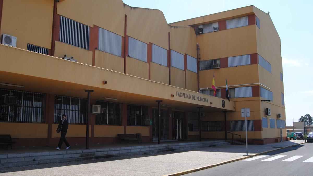 Exterior de la Facultad de Medicina, en el campus de Badajoz.