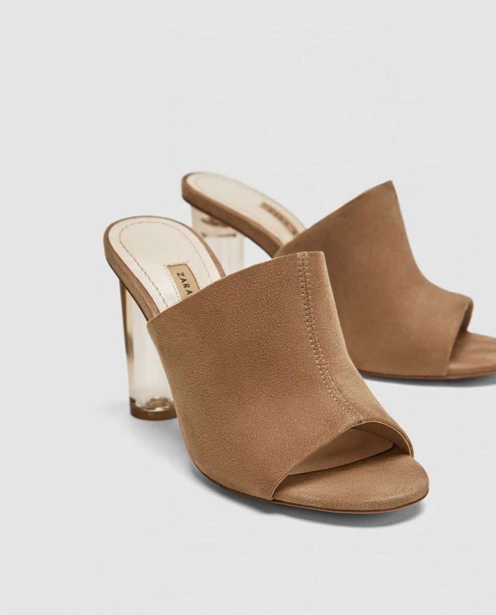 Sandalias destalonadas y tacón de metacrilato de Zara. (Precio: 29, 95 euros)