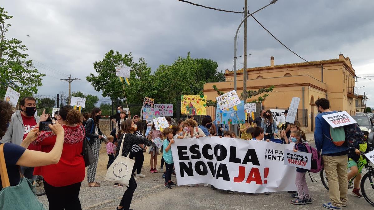 Els alumnes de Ventalló es manifesten per una escola nova