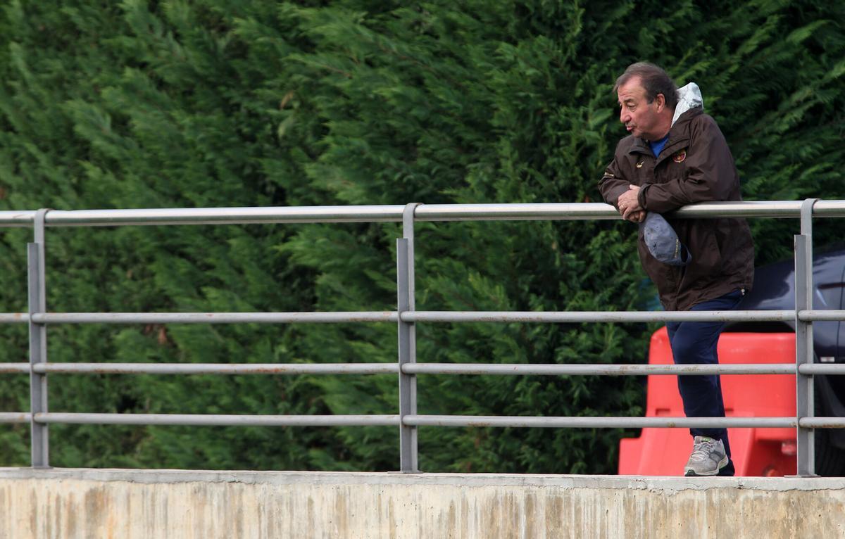 Supervisando un entrenamiento en la ciudad deportiva del Barça.