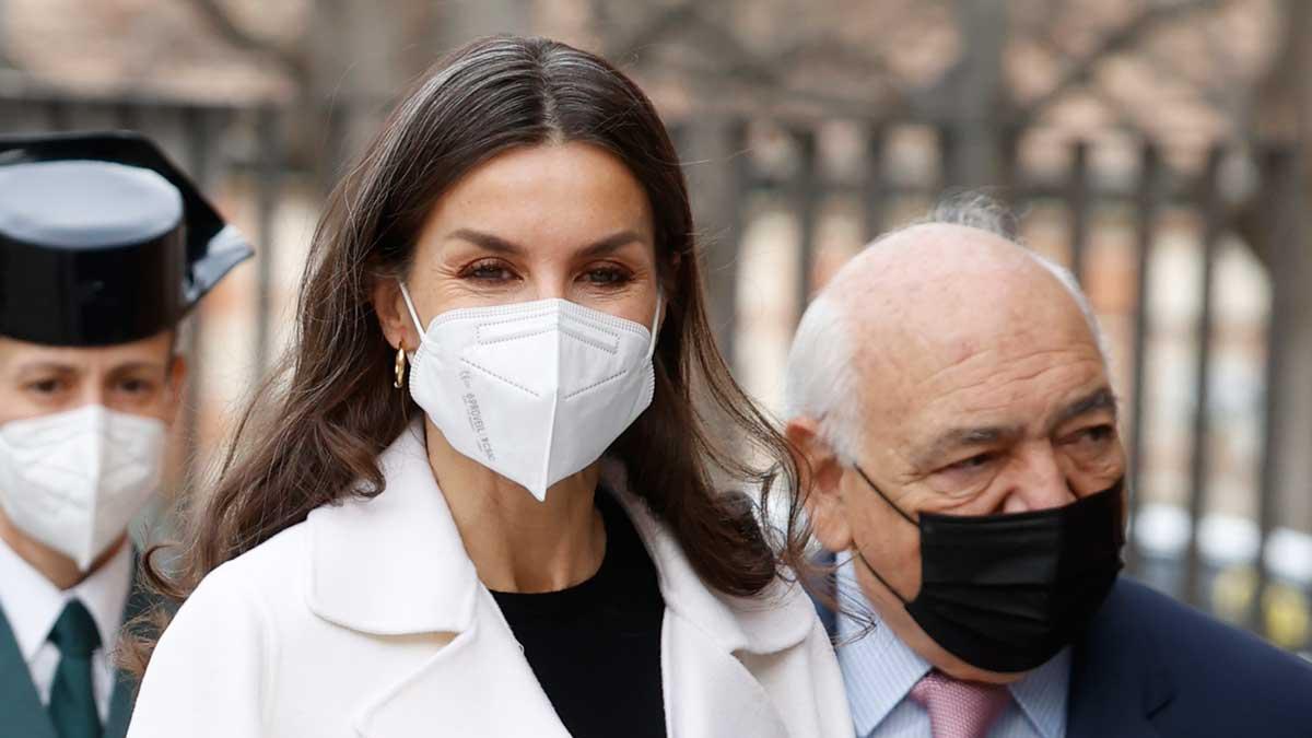 La reina Letizia, con chaqueta blanca de Carolina Herrera, llega a la clausura del acto 'Diversidad en serie'