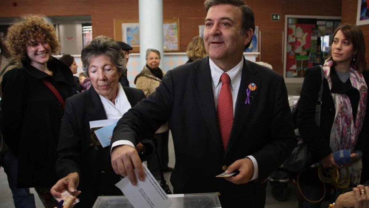 Alfons López Tena vota en el barrio de Gràcia