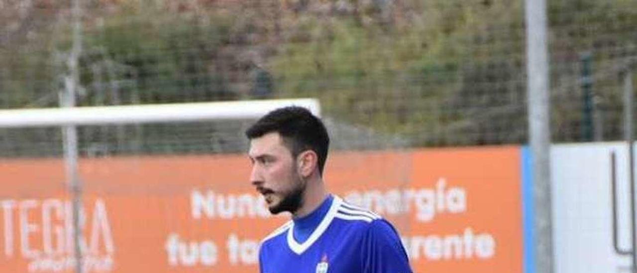 Ángel, central del Covadonga, en un partido de Tercera.