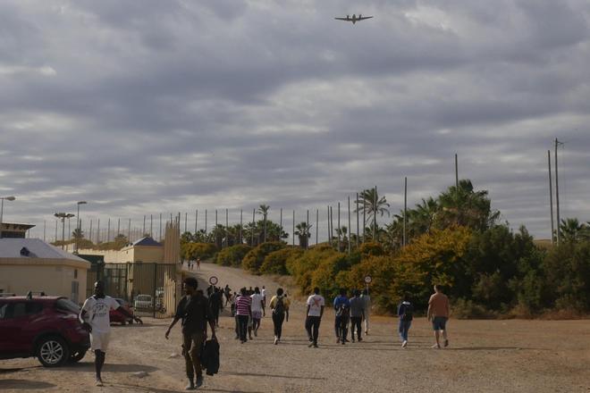 Decenas de migrantes entran en Melilla tras romper puerta de paso fronterizo