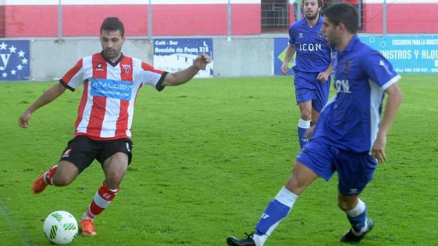 Gabi Misa, del Choco, trata de frenar a un rival durante un encuentro. // Noé Parga