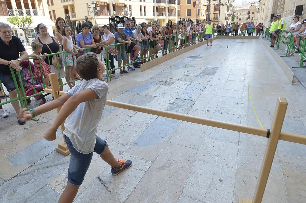 El concurso de lanzamiento de hueso en Elche