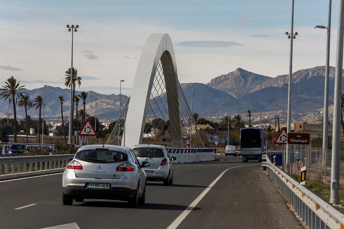 Una imagen del puente sobre el Vinalopó que deja inconcluso a muy pocos metros la ronda de Elche