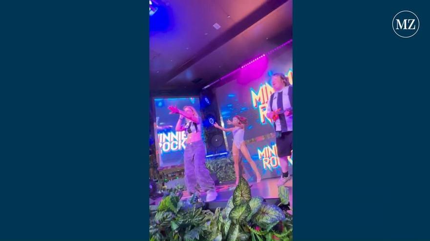 Auftritt im Megapark: Minnie Rock heizt mit ihrem Song "Unterhopft" am Ballermann ein
