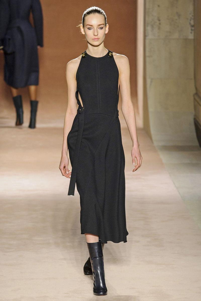 11 imprescindibles de Victoria Beckham: vestido negro largo