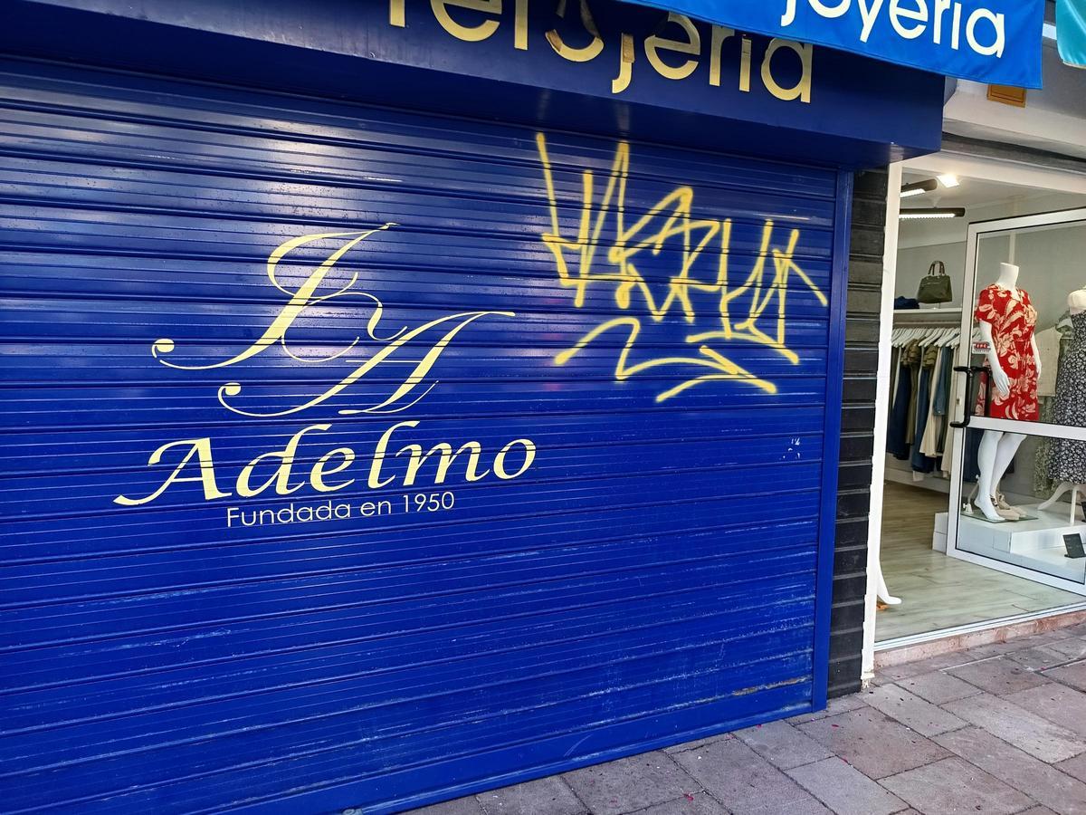 Grafiti en un Cangas de Onís.