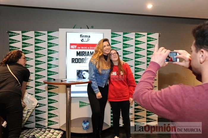 Miriam Rodríguez firma discos en El Corte Inglés