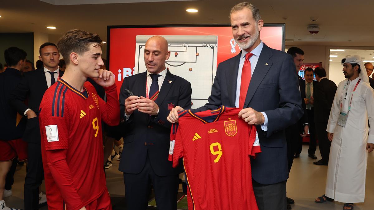 El rey Felipe VI felicita a los jugadores de España tras el partido ante Costa Rica, en el Mundial de Qatar.