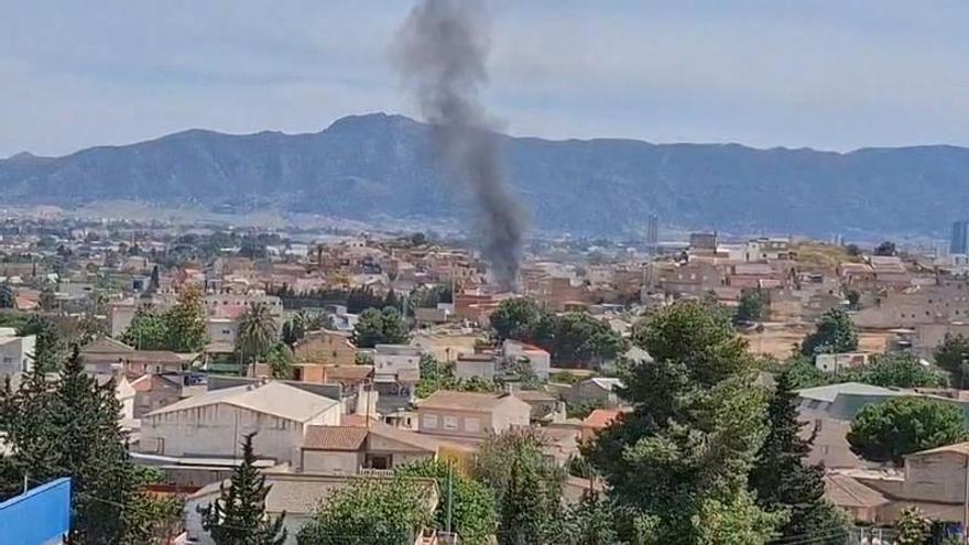 Arde un coche junto al campo de fútbol de Cabezo de Torres