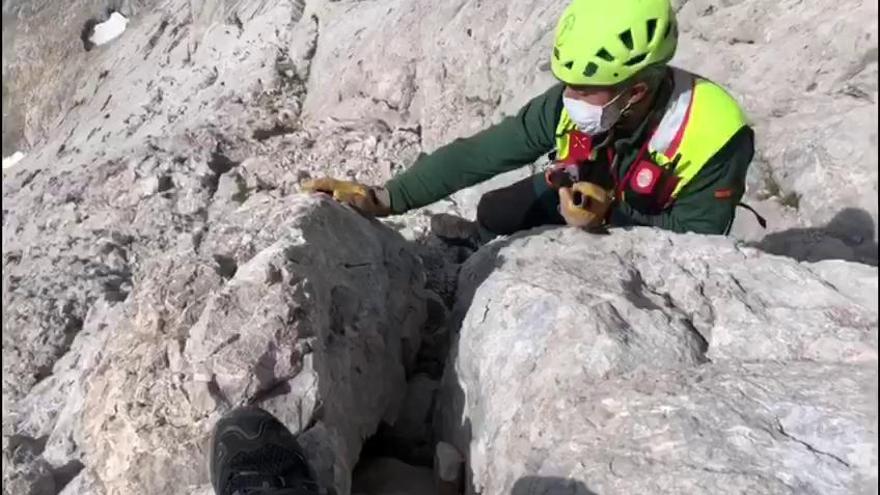 La Guardia Civil retira una piedra de gran tamaño con peligro de desprendimiento del Picu Urriellu