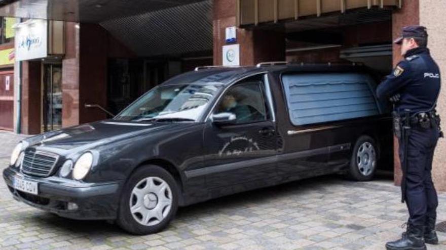 Un coche fúnebre sale del hotel donde ha aparecido la niña.
