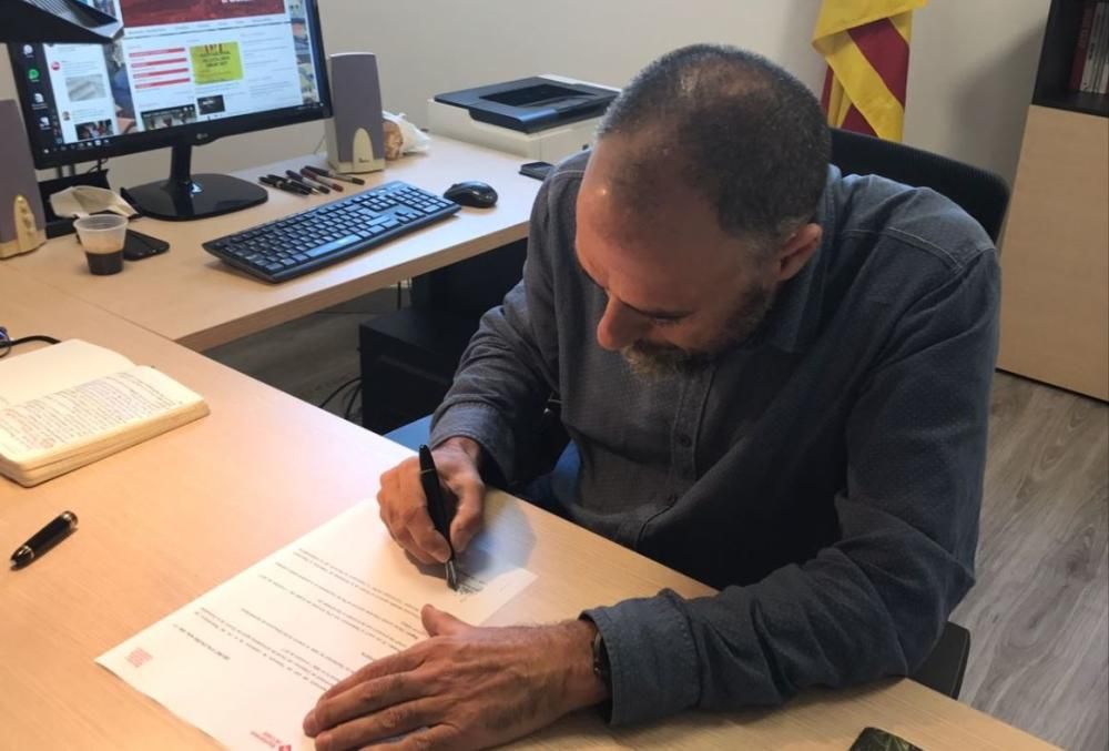 Jordi Badia, alcalde de Calaf, firma el decret.