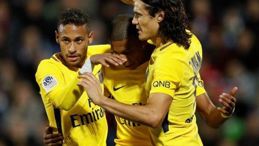 Neymar, Mbappé i Cavani celebren un dels cinc gols del PSG