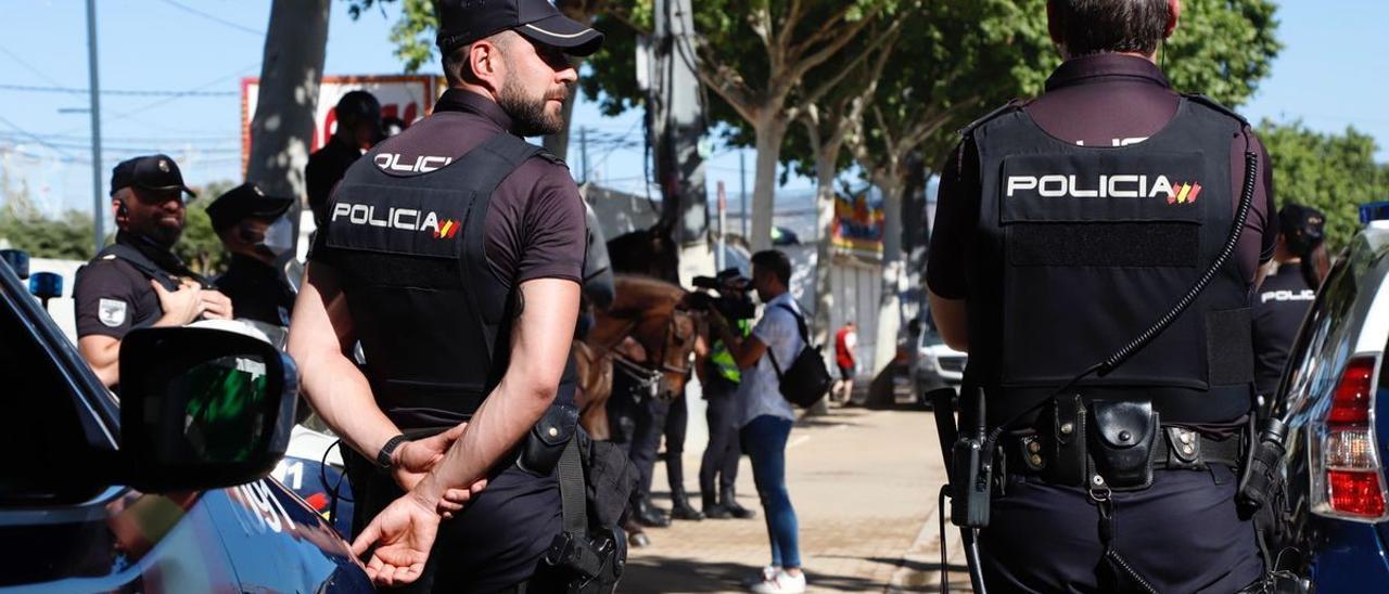 Efectivos de la Policía, en la Feria de Mayo.