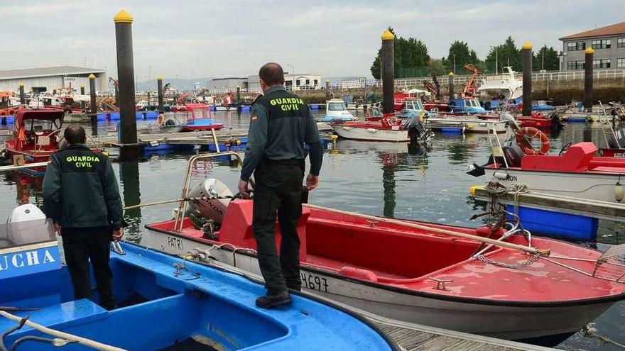 La Guardia Civil ha intensificado su presencia en los puertos para controlar embarcaciones. // Noé Parga