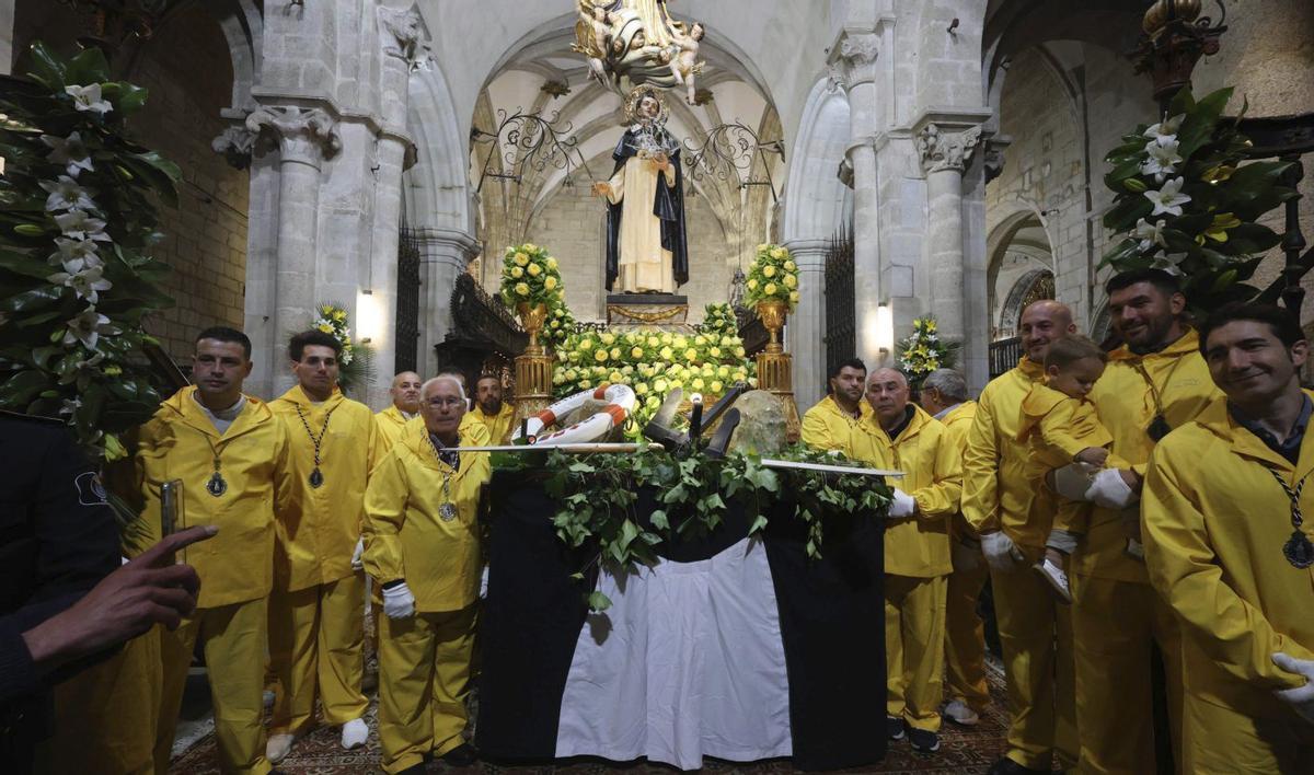 Miembros de la Cofradía, junto a la imagen de San Telmo, ayer en la Catedral. | ALBA VILLAR