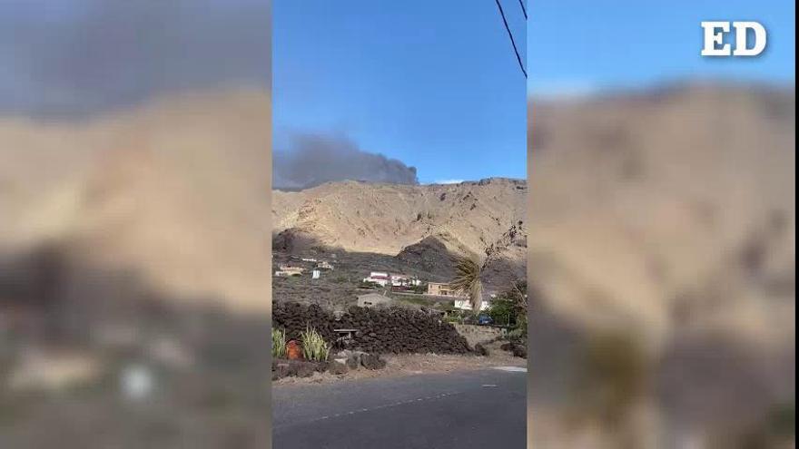 Vídeo: Incendio en una nave con neumáticos y colchones en El Hierro