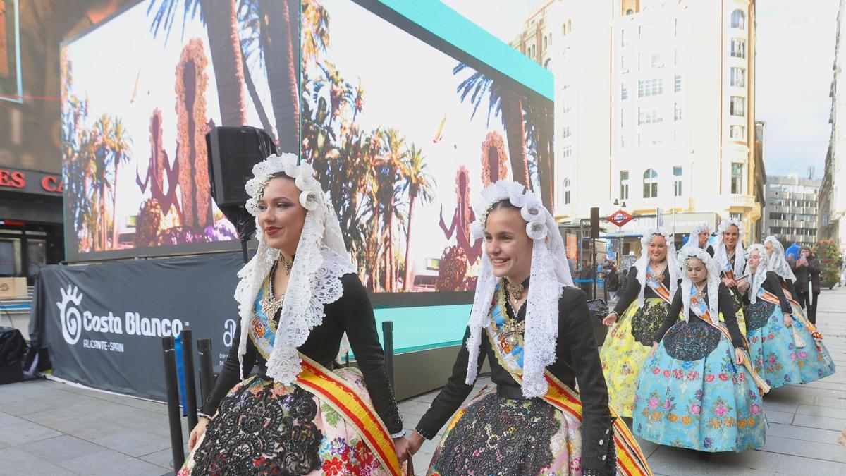 Las Belleas promocionan las Hogueras en la madrileña plaza de Callao