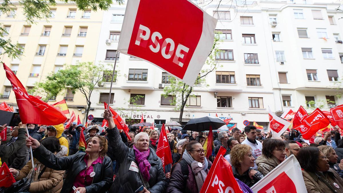 Militantes y simpatizantes del PSOE comienzan a llegar a Ferraz para trasladar su apoyo a Pedro Sánchez
