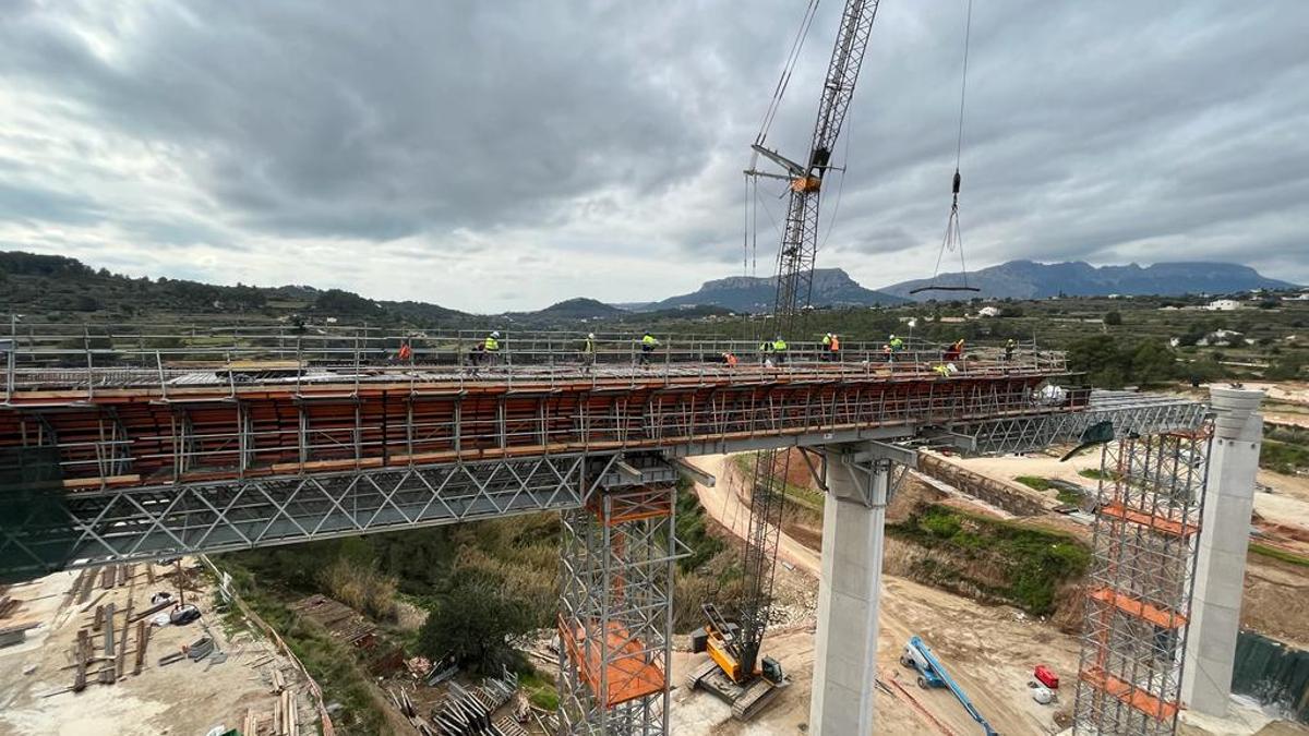 Obras en uno de los puentes de la Línea 9 del TRAM.