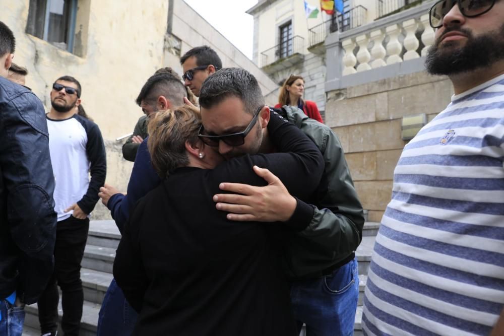 Emotivo minuto de silencio de los vecinos de Cudillero al recordar al joven fallecido David Carragal