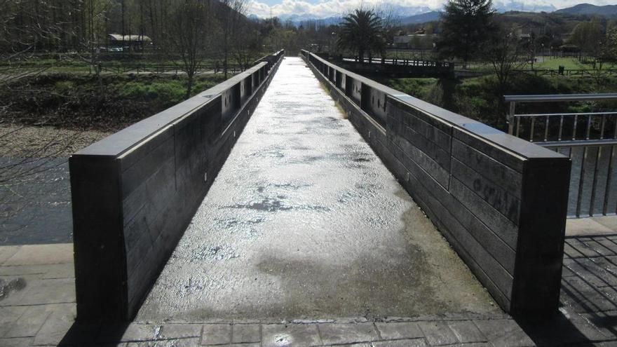 Apertura provisional de la pasarela que une los parques de La Llera y La Concordia, en Arriondas