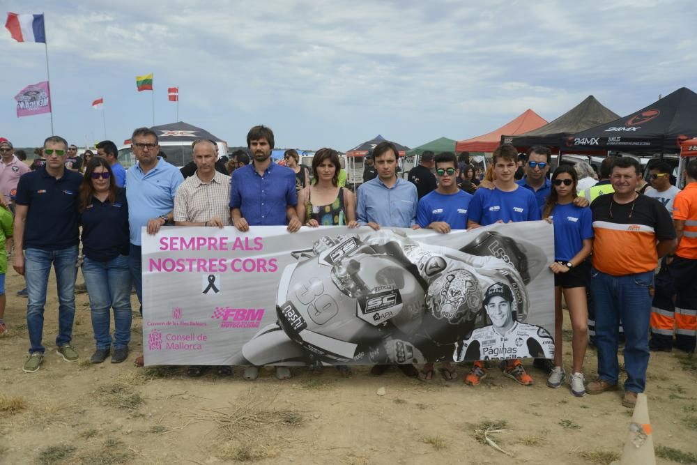 La cantera del motociclismo balear homenajea a Luis Salom en Petra