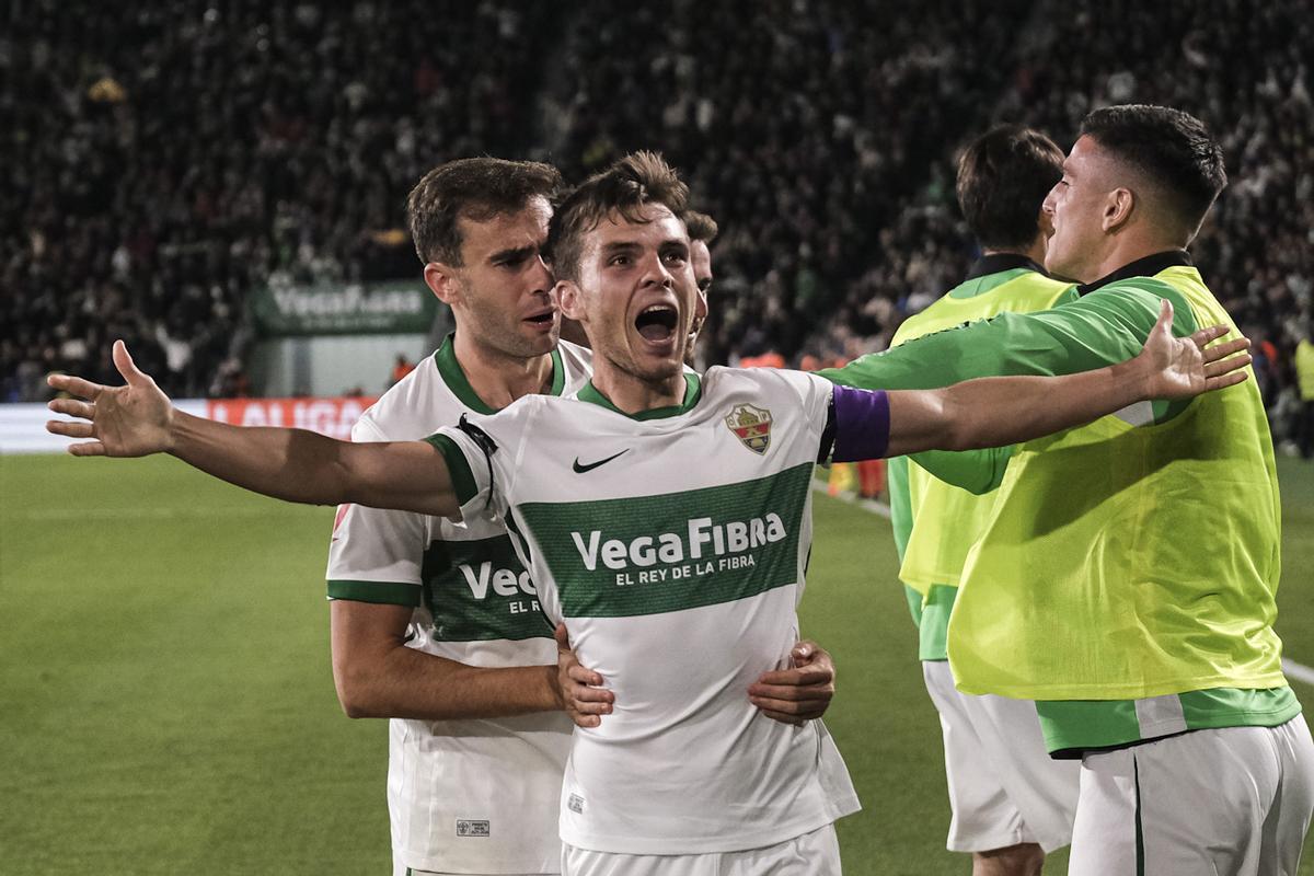 Febas celebra su gol al Madrid, con Álvaro Núñez felicitándole
