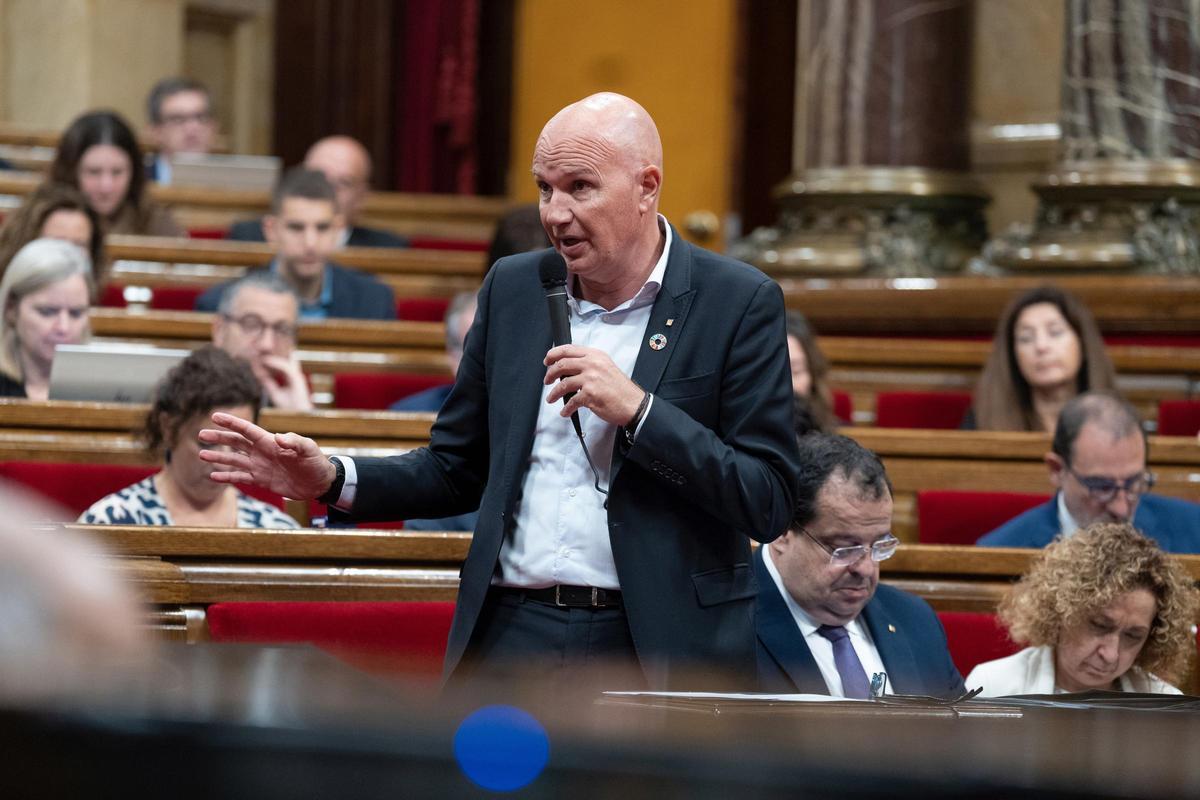 Archivo - El conseller de Acción Climática, Alimentación y Agenda Rural, David Mascort i Subiranas, interviene durante una sesión plenaria en el Parlament, a 4 de octubre de 2023, en Barcelona, Catalunya (España)