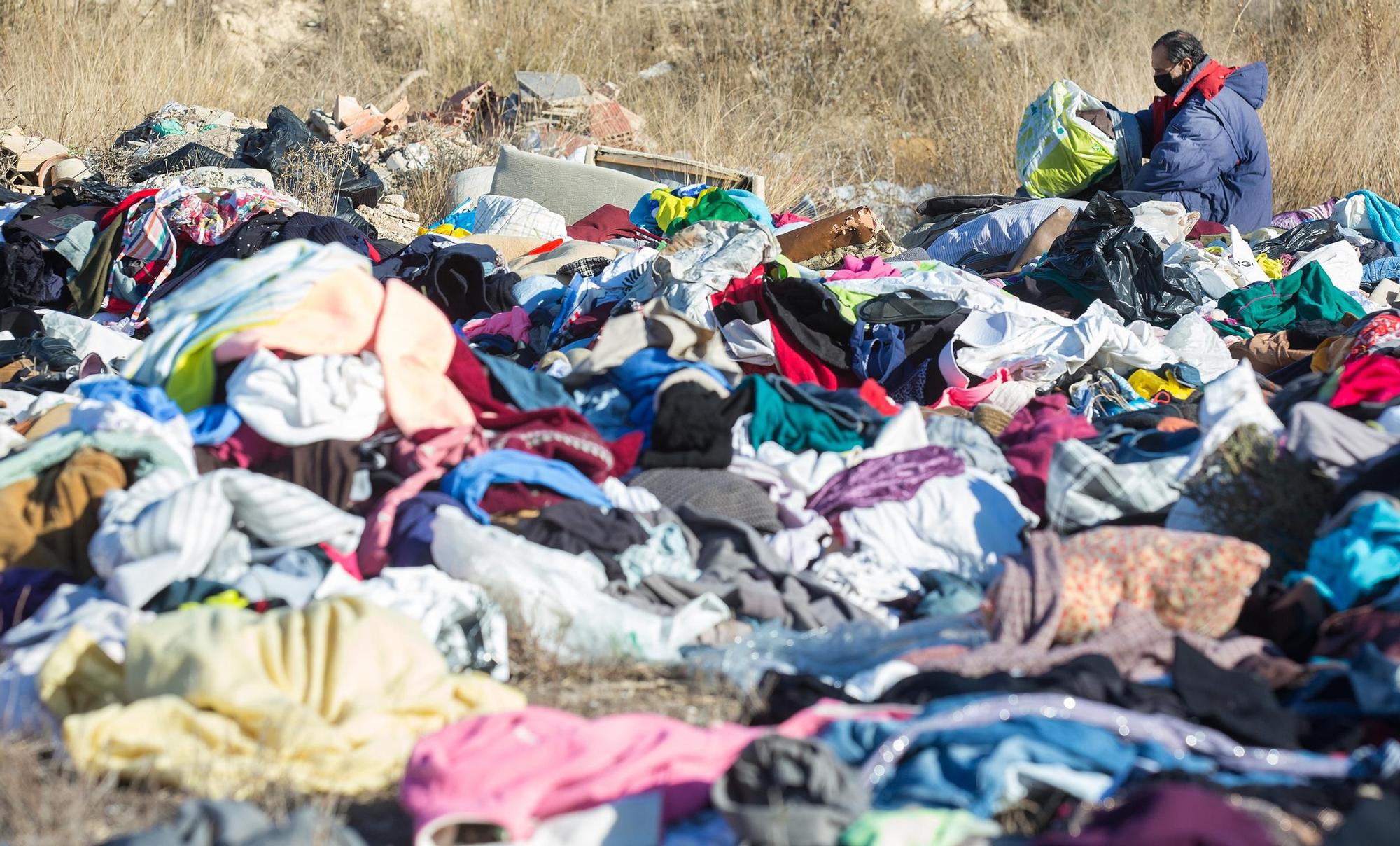 Explanada de ropa usada en un terreno de Rabasa en Alicante