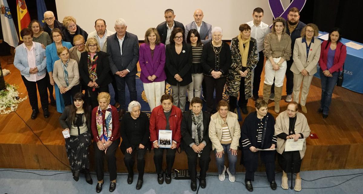 Mujeres homenajeadas en Ponteareas junto a miembros de la corporación municipal. | D.P.