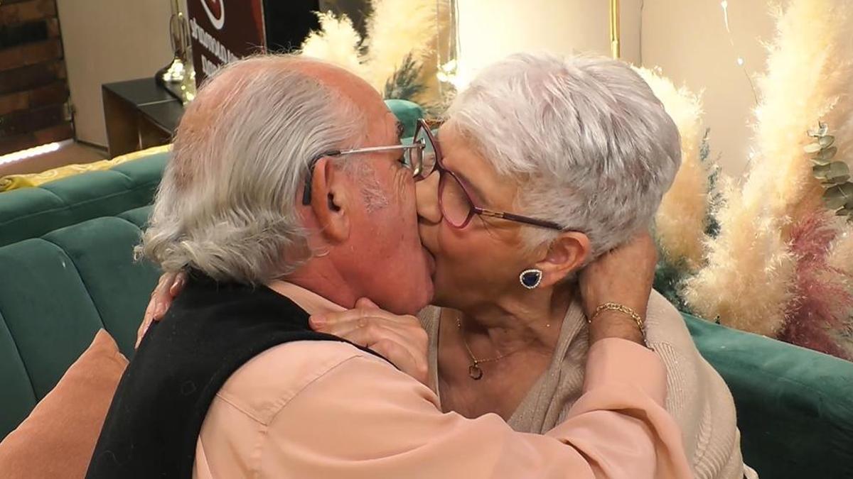 Trini y Ángel besándose apasionadamente en First Dates