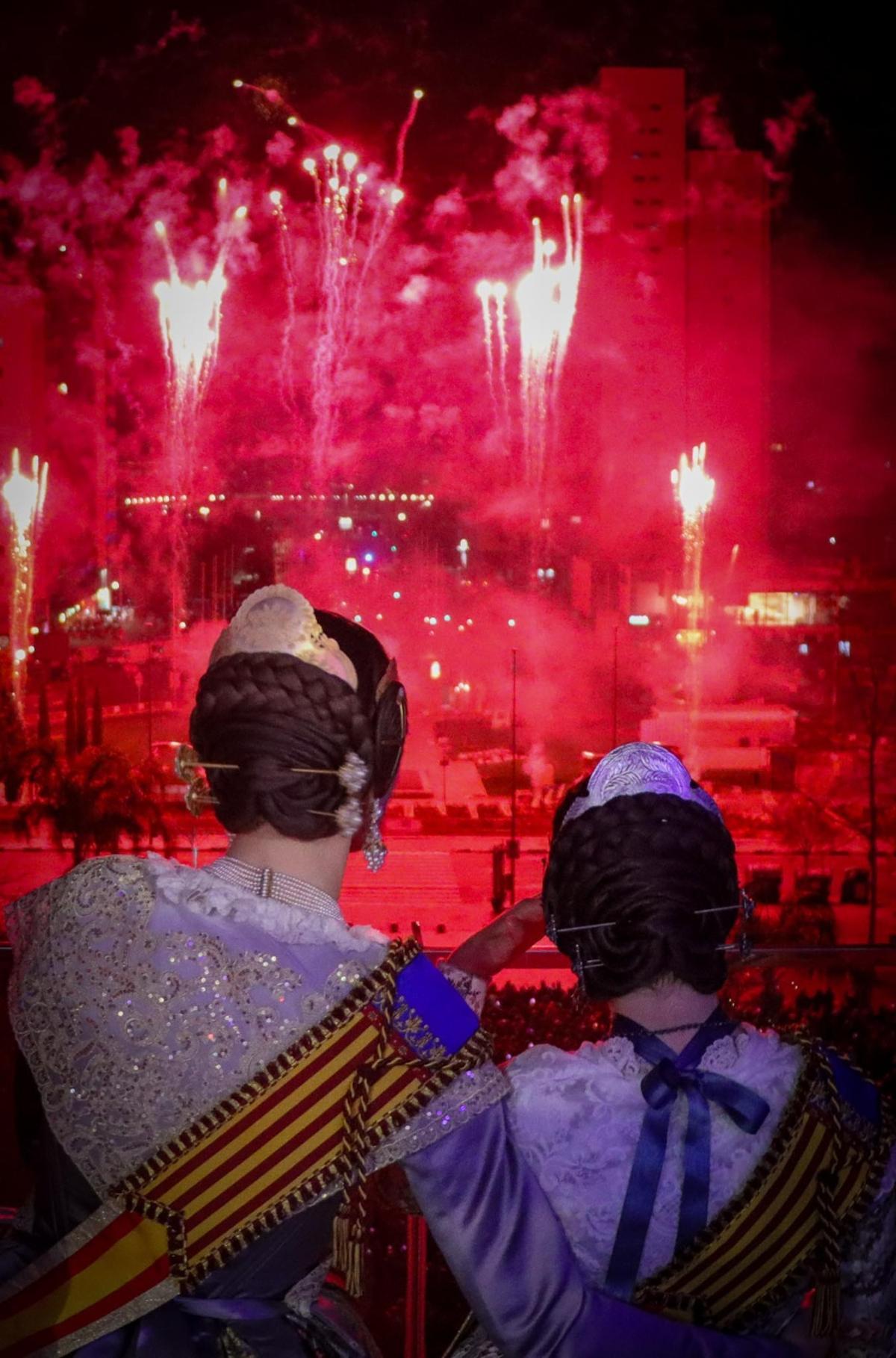 Las falleras mayores viendo el espectáculo de fuego del año pasado.