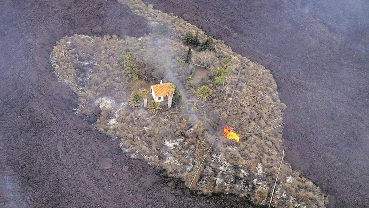 La foto en la que aparece la casa de los Cocq rodeada por las coladas de lava del volcán de Cabeza de Vaca. ALFONSO ESCALERO (I LOVE THE WORLD)