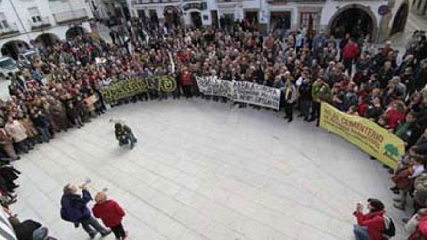 Medio millar de personas se concentran en Montánchez contra el almacén nuclear