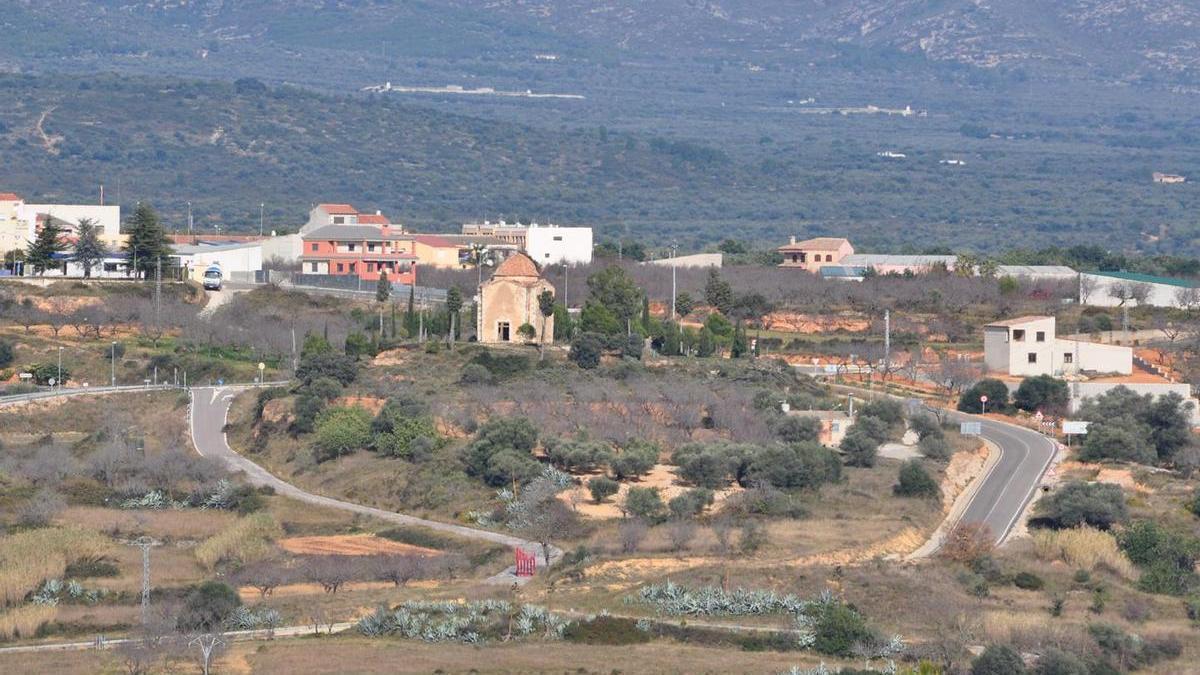 Vista panoràmica del calvari, que és un monticle sobre el qual està situada una ermita de mitjans del segle XVIII.