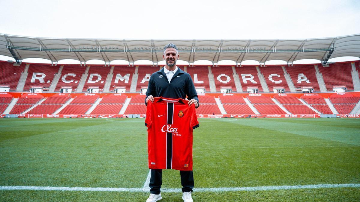 Martín Demichelis posa con la camiseta del Mallorca en Son Moix.