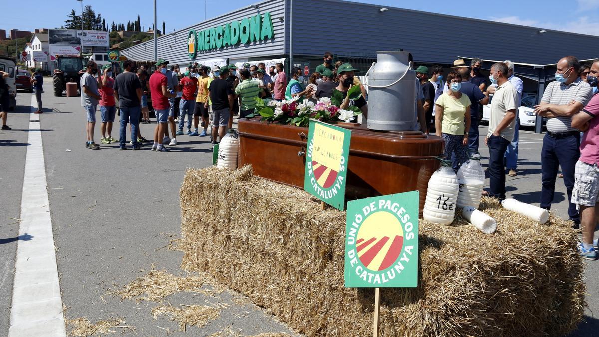 La mobilització dels pagesos davant el Mercadona de Vic