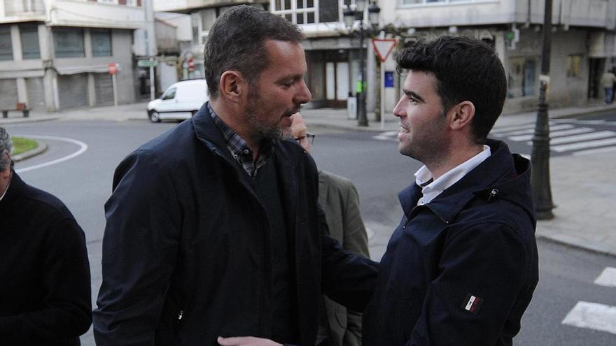 José López, esquerda, nunha conversa con Gonzalo Louzao na rúa estradense